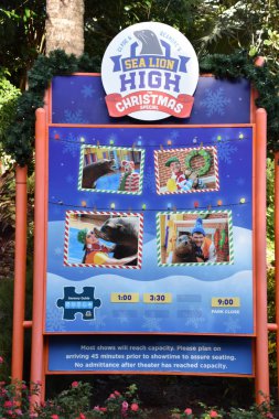 ORLANDO, FL - NOV 27: 27 Kasım 2019 tarihinde Florida 'nın Orlando kenti yakınlarındaki SeaWorld Orlando' daki Susam Sokağı Arazisi 'nde Susam Sokağı Noel Geçidi. Canlı gösterileri, eğlenceleri, gezintileri ve hayvan sergileriyle bir tema ve deniz zooloji parkı..