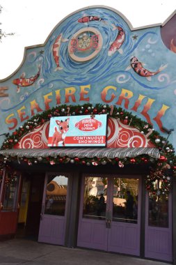 27 Kasım 2019 'da Orlando, Florida yakınlarındaki SeaWorld Orlando' da Seafire Grill 'de görüldü. Canlı gösterileri, eğlenceleri, gezintileri ve hayvan sergileriyle bir tema ve deniz zooloji parkı..