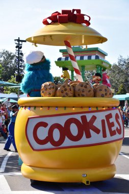 ORLANDO, FL - NOV 27: 27 Kasım 2019 tarihinde Florida 'nın Orlando kenti yakınlarındaki SeaWorld Orlando' da Susam Sokağı 'nda Susam Sokağı Noel Geçidi. Canlı gösterileri, eğlenceleri, gezintileri ve hayvan sergileriyle bir tema ve deniz zooloji parkı..
