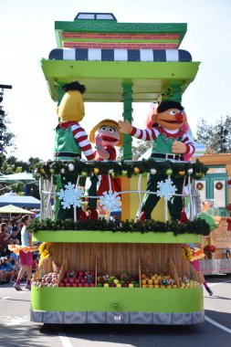 ORLANDO, FL - NOV 27: 27 Kasım 2019 tarihinde Florida 'nın Orlando kenti yakınlarındaki SeaWorld Orlando' da Susam Sokağı 'nda Susam Sokağı Noel Geçidi. Canlı gösterileri, eğlenceleri, gezintileri ve hayvan sergileriyle bir tema ve deniz zooloji parkı..