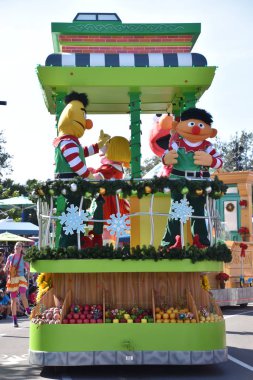 ORLANDO, FL - NOV 27: 27 Kasım 2019 tarihinde Florida 'nın Orlando kenti yakınlarındaki SeaWorld Orlando' da Susam Sokağı 'nda Susam Sokağı Noel Geçidi. Canlı gösterileri, eğlenceleri, gezintileri ve hayvan sergileriyle bir tema ve deniz zooloji parkı..