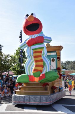 ORLANDO, FL - NOV 27: 27 Kasım 2019 tarihinde Florida 'nın Orlando kenti yakınlarındaki SeaWorld Orlando' da Susam Sokağı 'nda Susam Sokağı Noel Geçidi. Canlı gösterileri, eğlenceleri, gezintileri ve hayvan sergileriyle bir tema ve deniz zooloji parkı..
