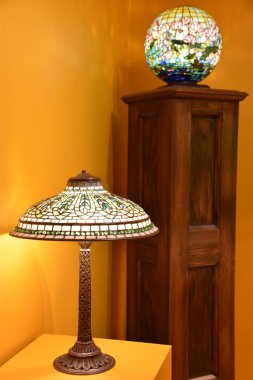 Kışları PARK, FL - 29 Kasım 2019 'da Florida' daki Charles Hosmer Morse Amerikan Sanat Müzesi 'nde Louis Comfort Tiffany tarafından görülen lambalar ve ışıklandırma.