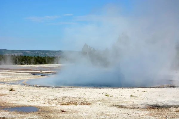 Giallo- terra geyser — Foto Stock