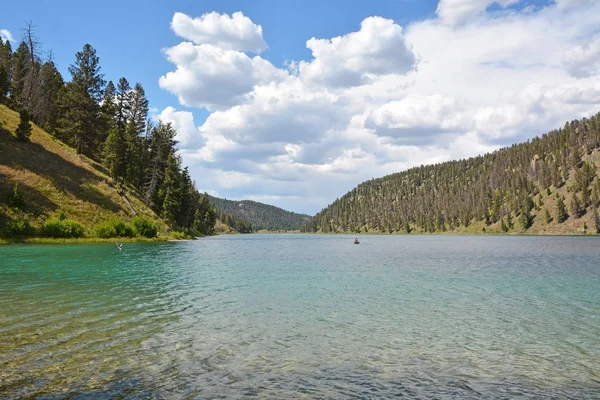 Jezero v Yellowstonském národním parku — Stock fotografie