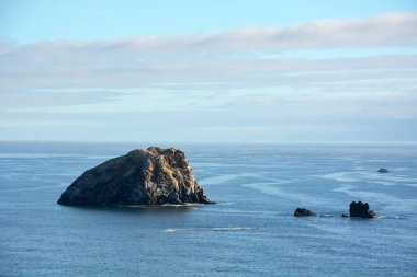 Pasifik Okyanusu ile iki kayalar, Kaliforniya, ABD