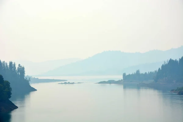 Lake at early morning with the fog — Stock Photo, Image