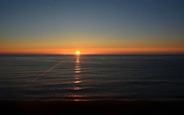 Sunset over the Pacific ocean shore — Stock Photo, Image