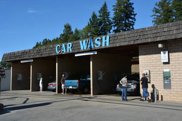 Car wash-service op de Willits-stad op 15 augustus 2013. Willits is een hart van de Amerikaanse staat Californië, en valt bestuurlijk gezien onder Mendocino County — Stockfoto