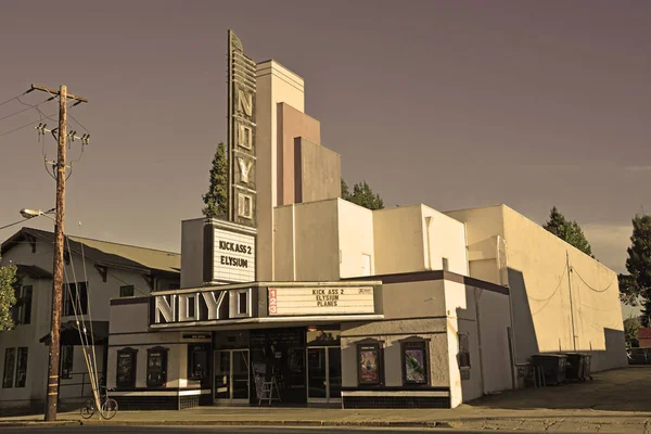 Willits bioscoop in sepia toon op 15 augustus 2013. Willits is een hart van de Amerikaanse staat Californië, en valt bestuurlijk gezien onder Mendocino County — Stockfoto