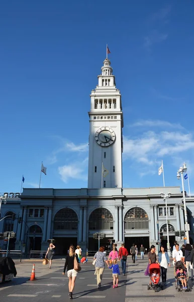 Ferry Building's 245-fot högt klocktorn är det ikoniska waterfront landmärket i San Francisco den 17 augusti 2013. Landmärket byggdes 1898, och överlevde två jordbävningar — Stockfoto