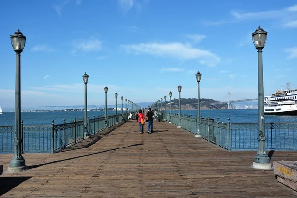 Ausflugsschiffe in san francisco am 17. august 2013. san-francisco ist einer der größten hafen in den usa — Stockfoto