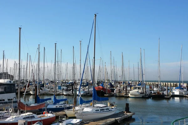 Segelbåtar på Fishermans Wharf på 17 augusti, 2013 — Stockfoto