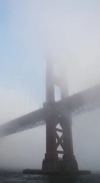 Golden Gate bridge v silné mlze. San Francisco — Stock fotografie