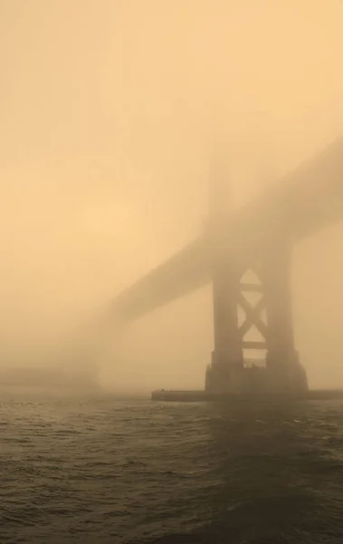 Golden Gate bridge v silné mlze. San Francisco, sépie tónovaný — Stock fotografie