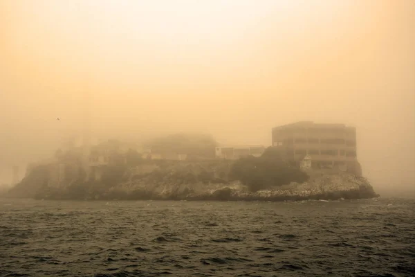 巨大な霧の中に、サンフランシスコのアルカトラズ島。セピア トーン — ストック写真