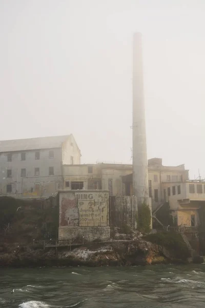 Ostrov Alcatraz v San Franciscu během obrovského mlhy — Stock fotografie