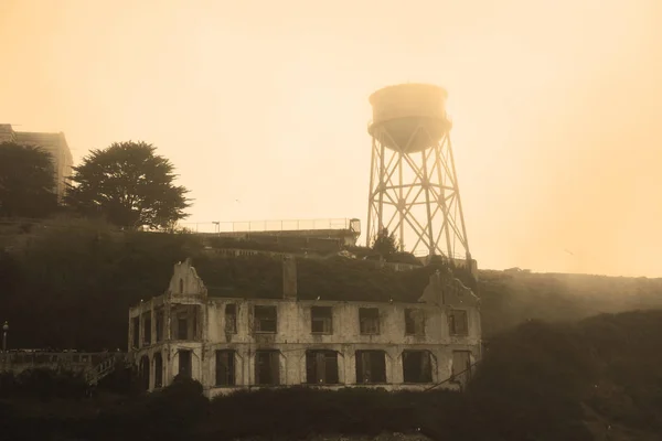 Île Alcatraz à San Francisco pendant l'énorme brouillard. Sepia tonique — Photo