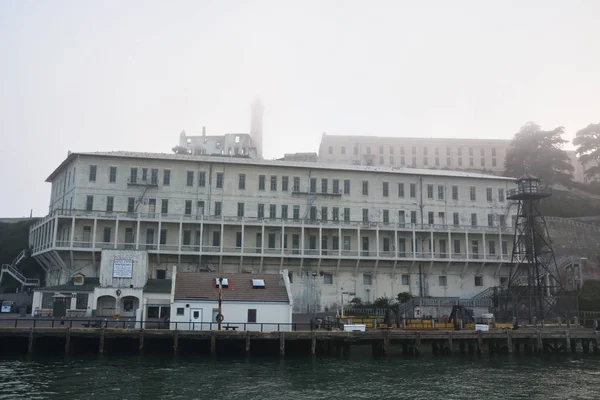 Isola di Alcatraz a San Francisco durante l'enorme nebbia — Foto Stock
