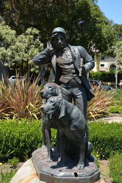 Beverly Hills, Ca üzerinde 21 Ağustos 2013 avcı için anıt. Beverly Hills lüks kültürü ve ünlü sakinleri için dünyaca ünlü — Stok fotoğraf