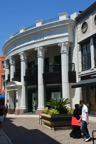 Berühmte rodeo drive street in beverly hills, ca am 21. aug 2013. beverly hills ist weltberühmt für seine luxuriöse kultur und seine berühmten bewohner — Stockfoto