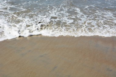 Kum ve dalgalar bir arka plan olarak