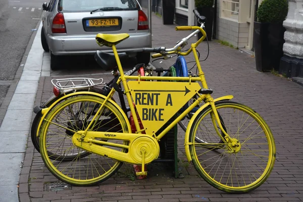 Rua típica de Amsterdã em 30 de agosto de 2013. Amsterdã é uma capital e maior cidade da Holanda — Fotografia de Stock