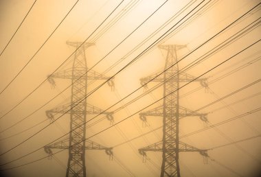 Elektrik kuleleri. Sepya tonlu arka plan