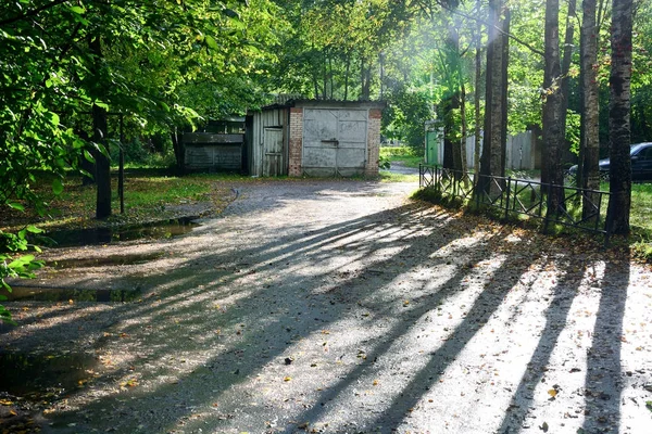 Русский сельский ландшафт - старый гараж во дворе — стоковое фото