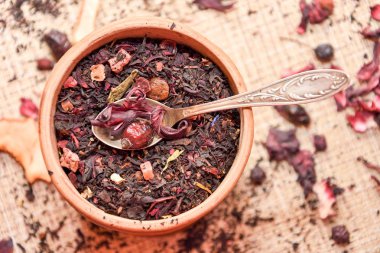 Bir kaşık ile masada kırmızı çay (pembe)