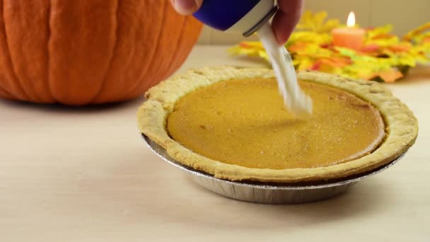 Einer Thanksgiving Dessertszene Wird Diesem Köstlichen Kürbiskuchen Schlagsahne Hinzugefügt Gibt — Stockvideo