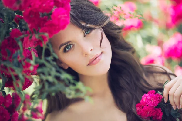 一朵粉红色的花的年轻女人。户外夏天拍摄 免版税图库图片