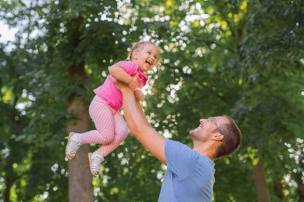 父亲和女儿在外面玩，在公园里 — 图库照片