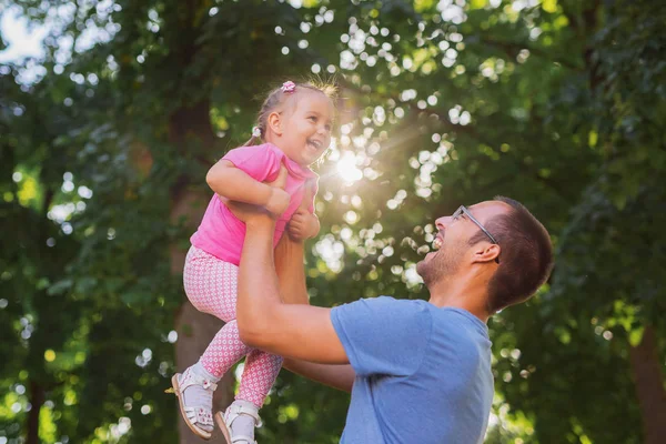 Pai e filha brincando lá fora no parque — Fotografia de Stock