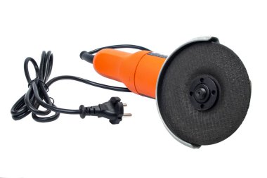 Beyaz arkaplanı kesmek için elle elektrik açı öğütücü