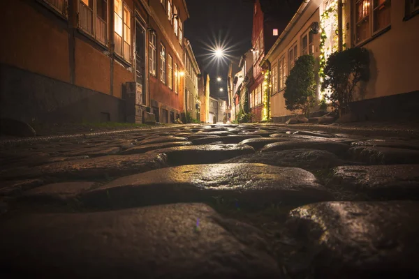 Hermosas calles de piedra noche — Foto de Stock