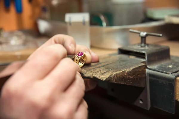 Juwelier stellt Schmuckstück her — Stockfoto