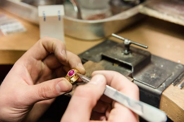 Jeweler makes a piece of jewelry — Stock Photo, Image