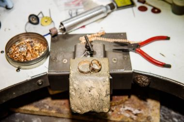 El sanatları takı yapımı için çalışma masası