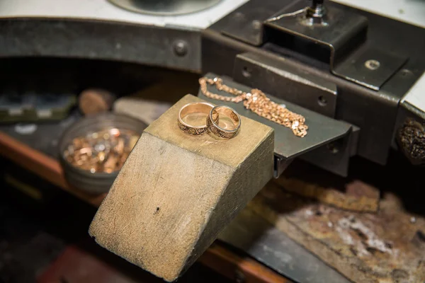 Escritorio de trabajo para la fabricación de joyas artesanales — Foto de Stock