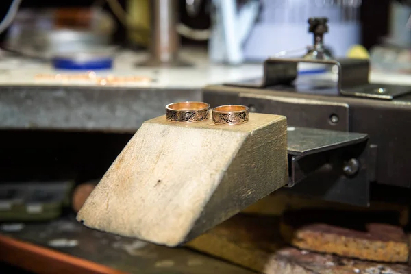 Bureau de travail pour la fabrication de bijoux artisanaux — Photo