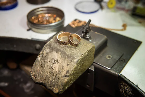 Bureau de travail pour la fabrication de bijoux artisanaux — Photo