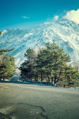 Dağların arasından yol