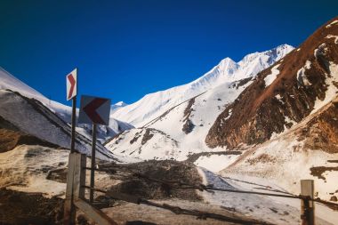 askeri yoldan dağlara görüntülemek