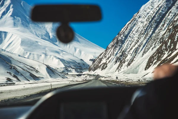 View from the car on a mountain road — Stock Photo, Image