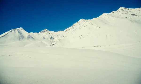 Berge im Schnee in Georgien — Stockfoto