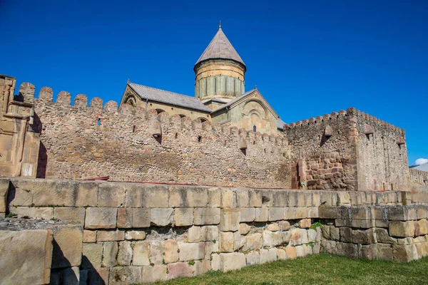 Svetitskhoveli katedral ligger i en georgiansk — Stockfoto