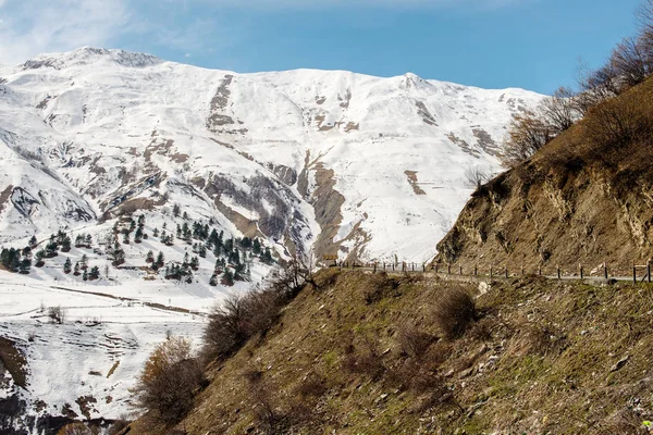 Militärstraße in die kaukasischen Berge — Stockfoto