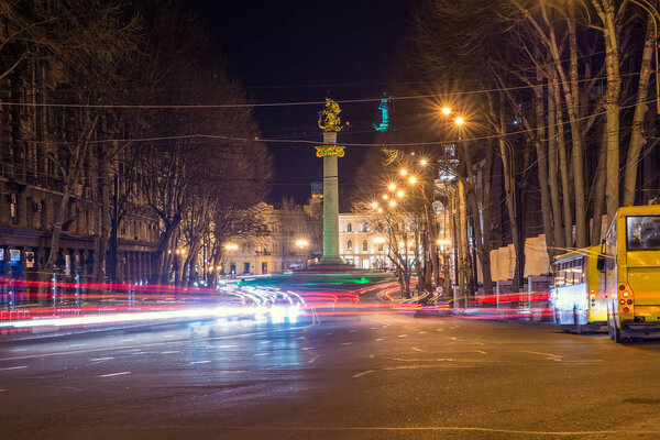 движение транспорта по улице в Тбилиси
