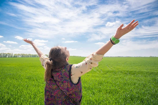 Girl standing in the field — Stock Photo, Image